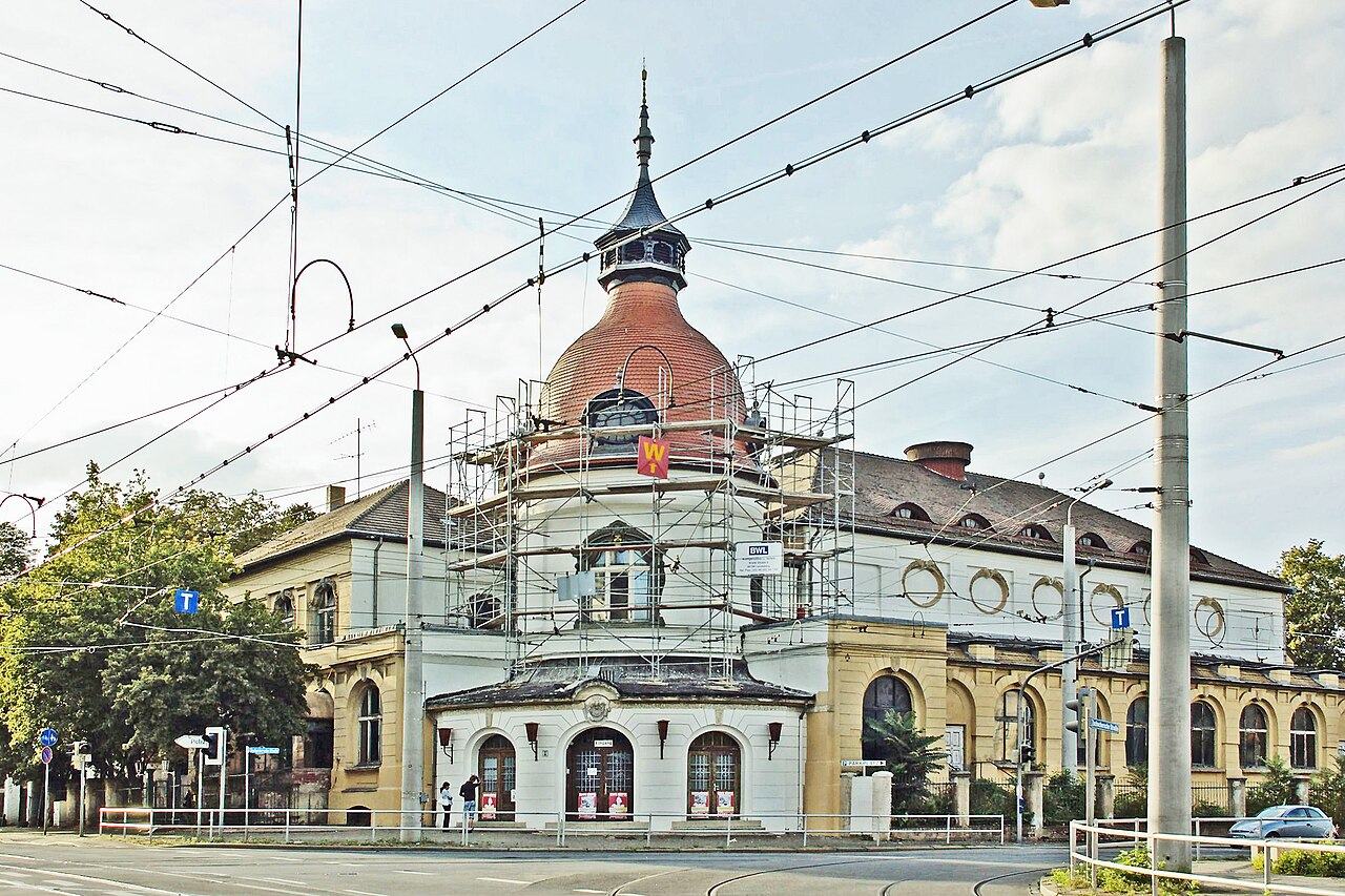 Historische Außenansicht des Felsenkellers an der Karl-Heine-Straße 32. Der Biergarten gehört zum Veranstaltungsort.