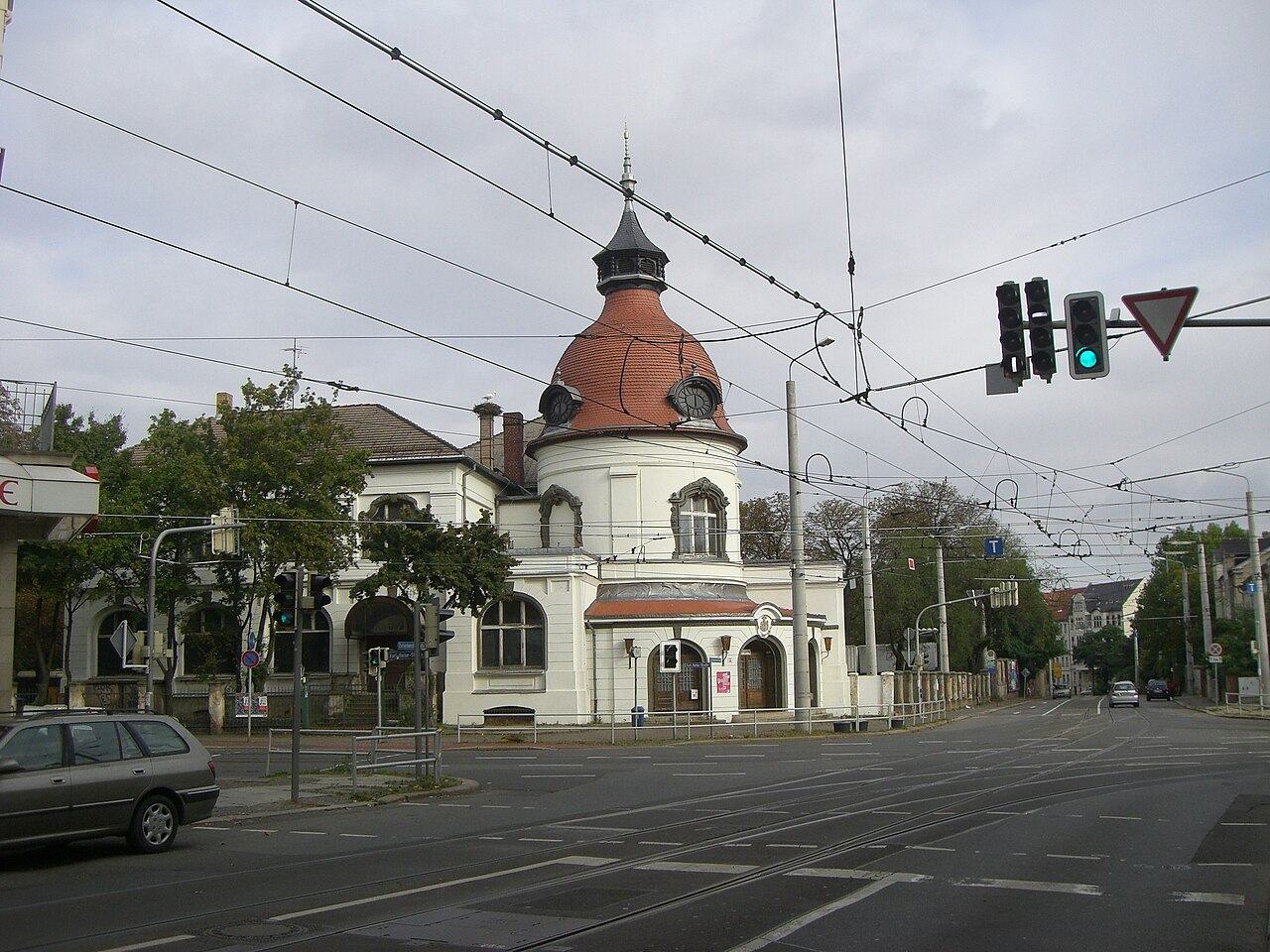 Historische Außenansicht des Felsenkellers an der Ecke Karl-Heine-Straße und Zschochersche Straße. Das Foto zeigt das Gebäude, nicht den Biergarten.