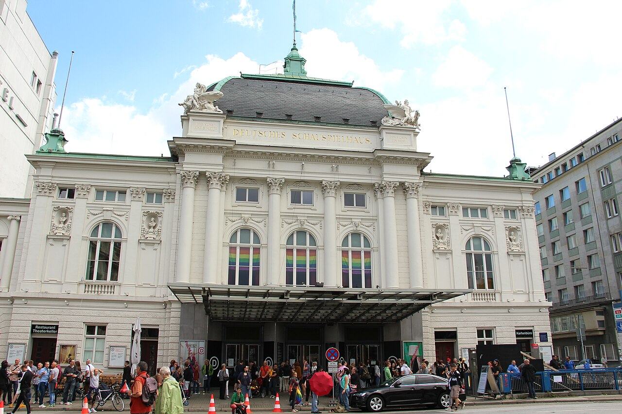 Außenansicht des Deutschen SchauSpielHauses an der Kirchenallee. Die Kantine gehört zum Haus; das Foto zeigt das Hauptgebäude.